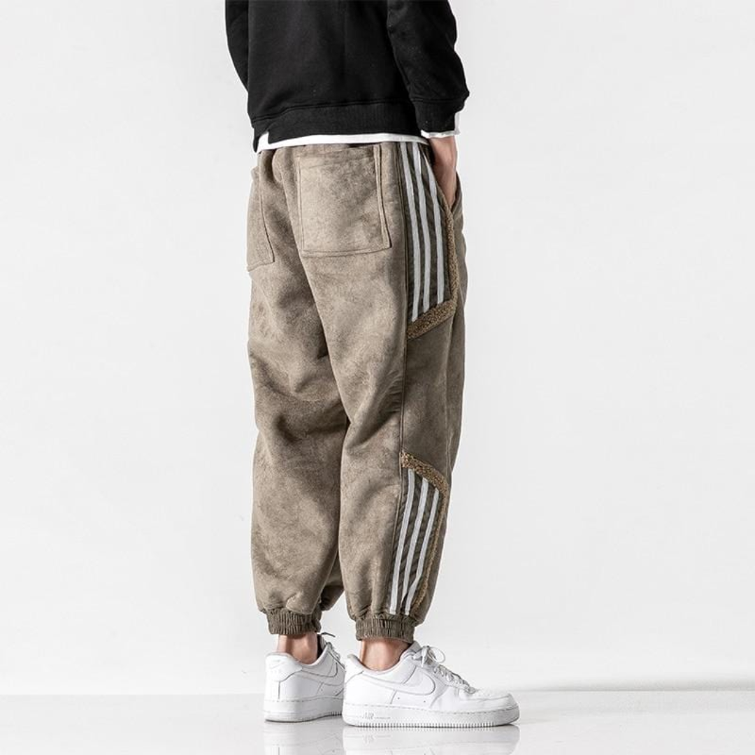 Męskie luźne spodnie dresowe, komfortowe do noszenia na co dzień. Idealne do casualowych i sportowych stylizacji.
