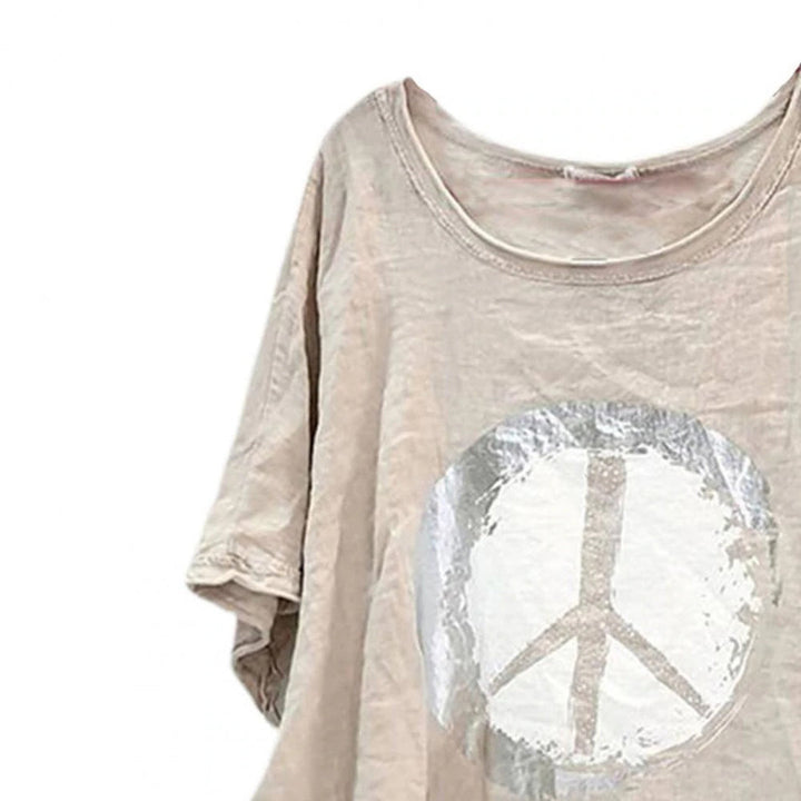Wiosenny zestaw damski: komfortowy t-shirt i spodnie casual. Modna odzież na co dzień dla kobiet.