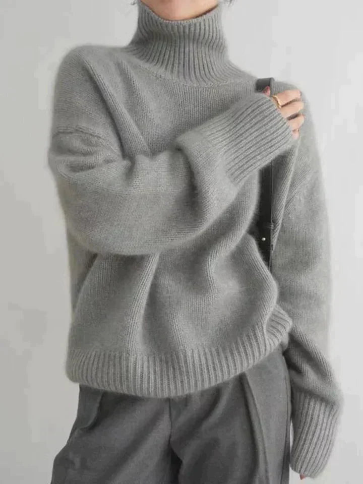 Damski elegancki sweter z cienkiej wełny z wysokim golfem, kolor khaki. Modny i ciepły na zimę.