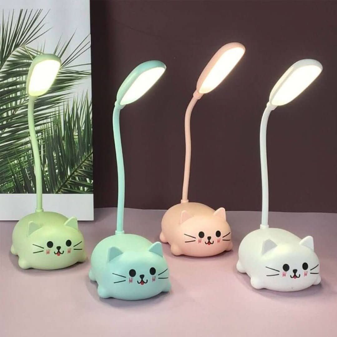 Kompaktowa lampka LED USB Deskpurr. Praktyczne oświetlenie na biurko, do nauki, czytania i pracy zdalnej.