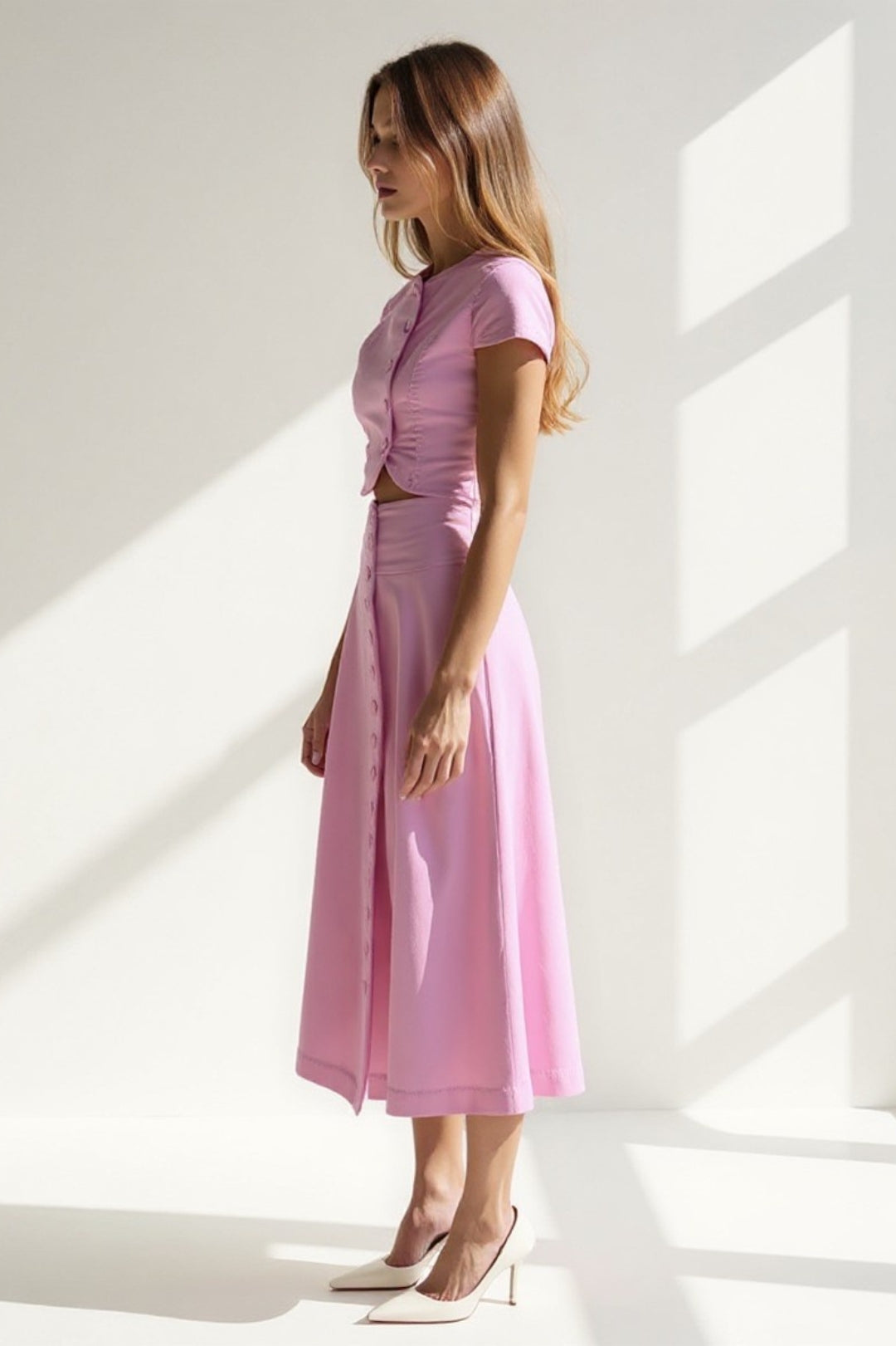Elegancki letni komplet damski z krótkim topem i zwiewną spódnicą midi. Wiosenny casual chic.
