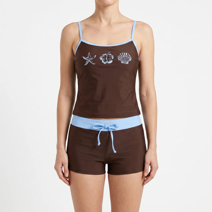 Modny damski kostium kąpielowy z szortami boyshort. Dwuczęściowy, wygodne bikini na lato i modę plażową.