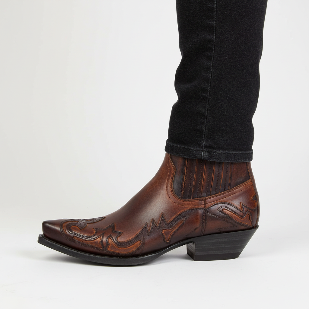 Klasyczne kowbojki unisex. Czarne skórzane botki z ozdobnym haftem w stylu western. Wygodne i stylowe obuwie.