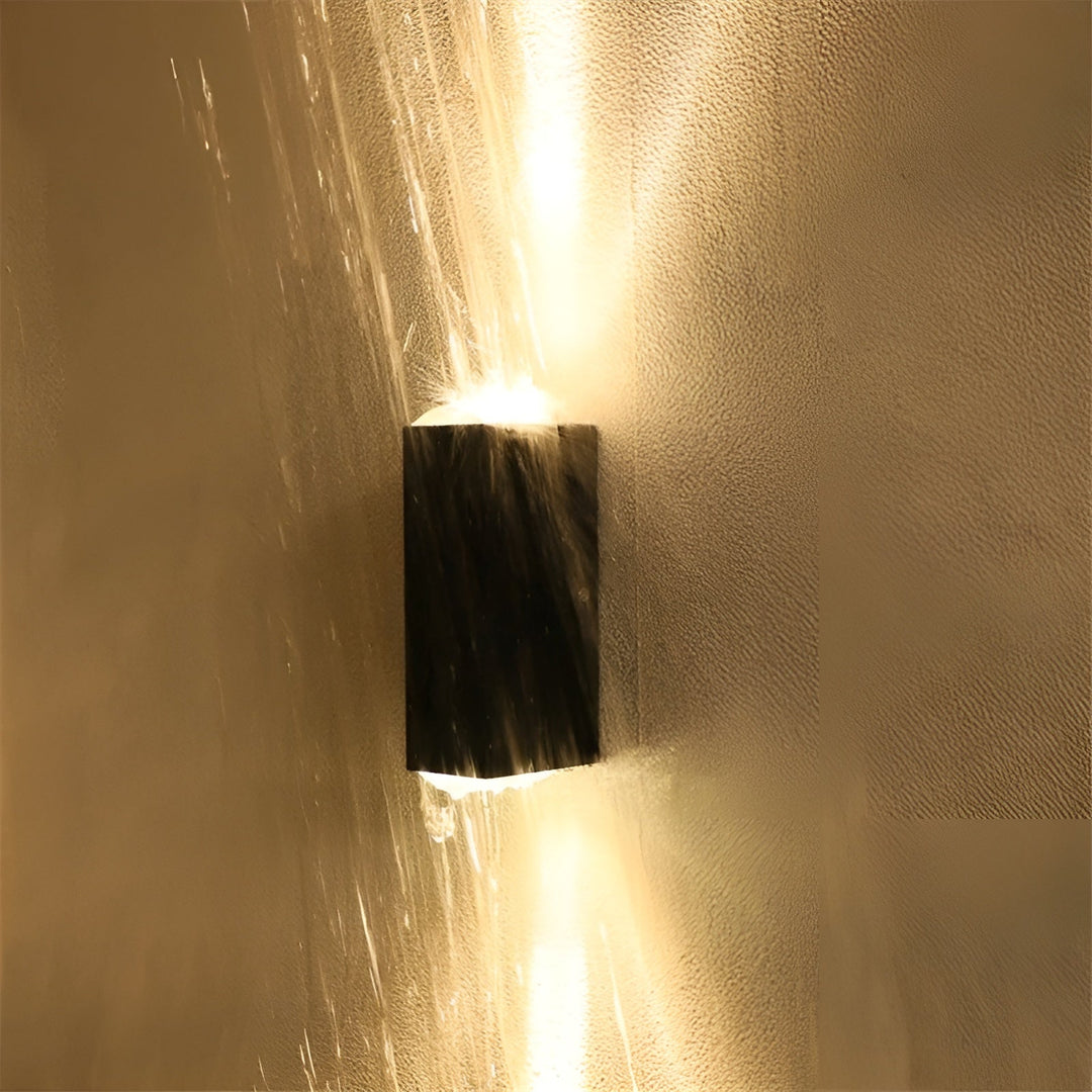 Nowoczesna aluminiowa lampa ścienna zewnętrzna, wodoodporna. Doskonała na balkon, fasadę i do ogrodu.