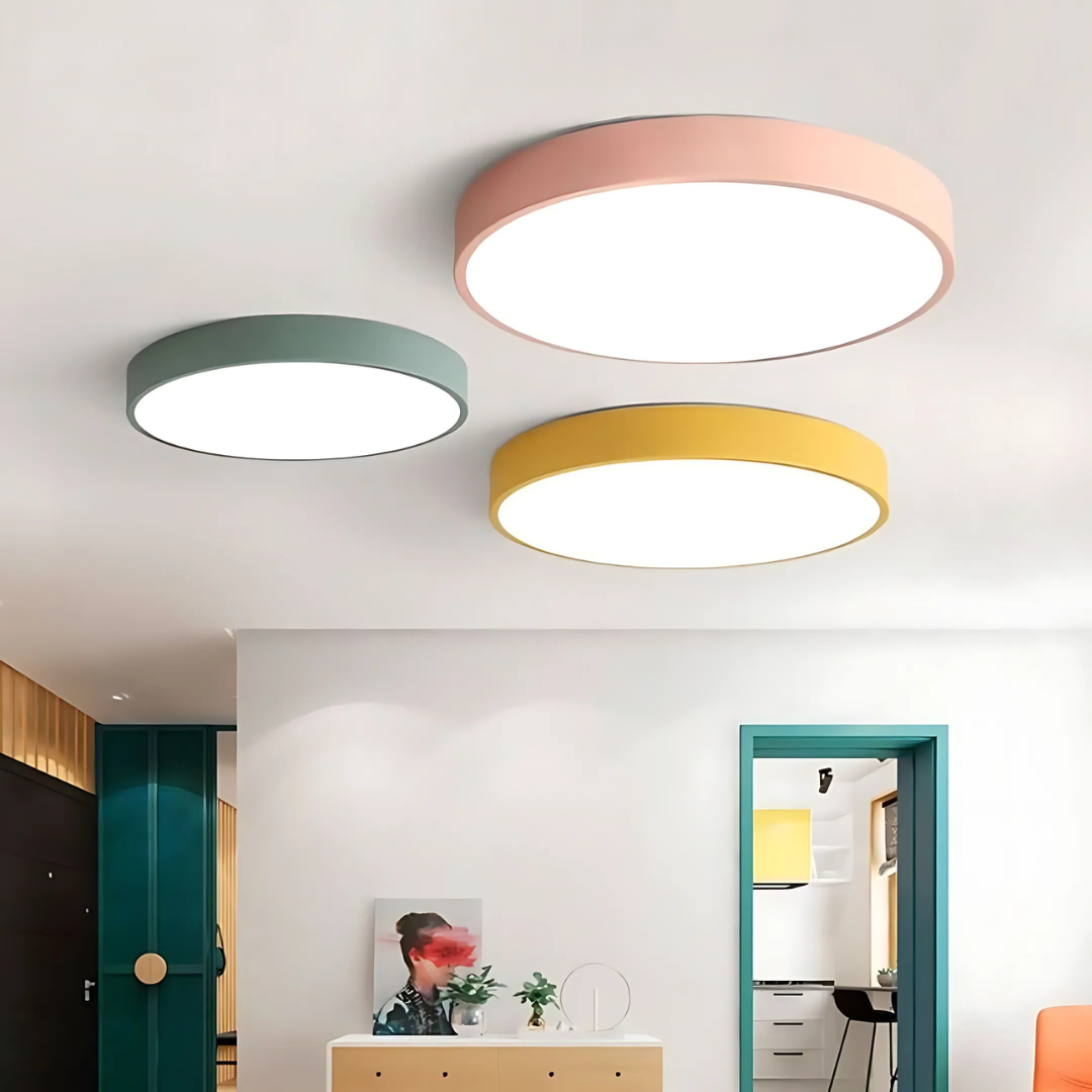 Nowoczesna oprawa sufitowa LED w stylu skandynawskim, idealna do wnętrz.