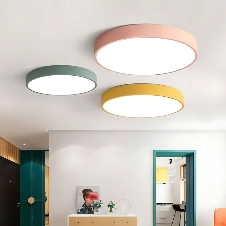 Nowoczesna oprawa sufitowa LED w stylu skandynawskim, idealna do wnętrz.