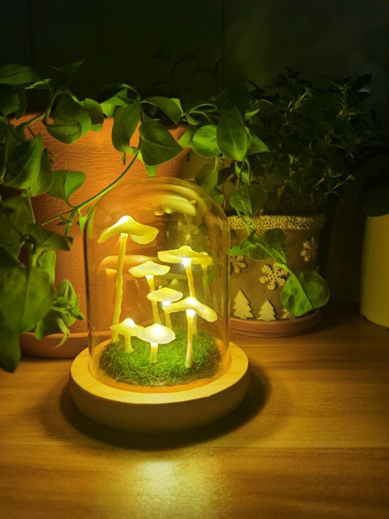 Lampa nocna grzyb LED na stoliku nocnym. Dekoracja wnętrz, dodająca ciepła i magii.