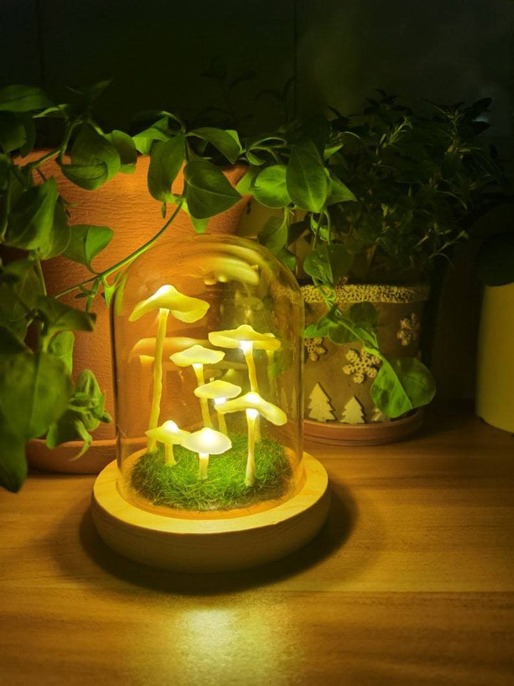 Lampa nocna grzyb LED na stoliku nocnym. Dekoracja wnętrz, dodająca ciepła i magii.