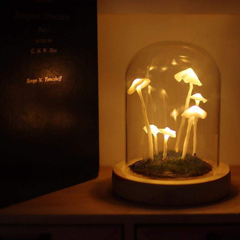 Elegancka szklana lampka nocna grzyb z drewnianą podstawą. Stwórz magiczny nastrój w sypialni.