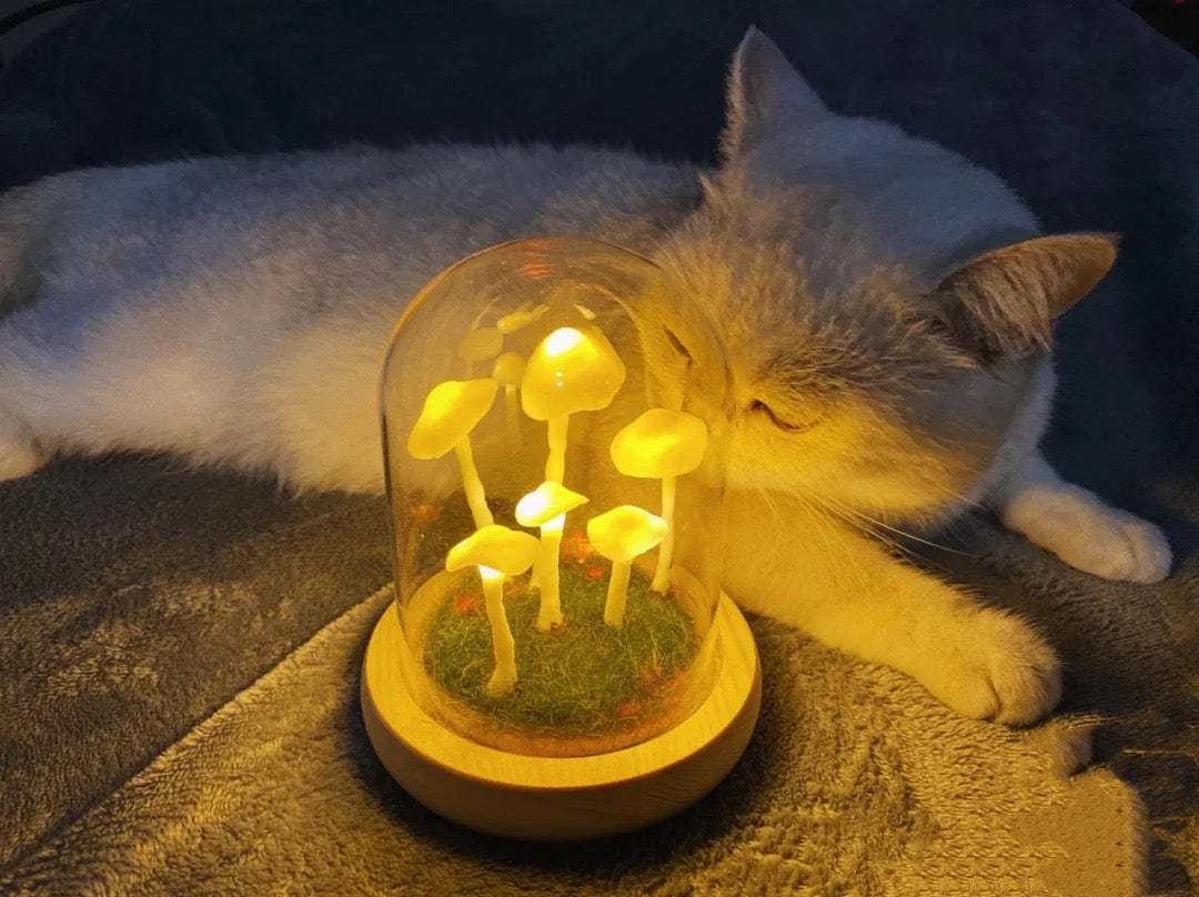 Bajkowa lampa nocna LED grzyb. Lampka stołowa, oświetlenie nastrojowe, stylowy element dekoracyjny.
