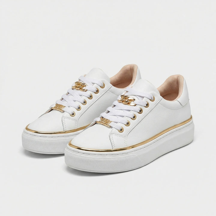 Modne damskie sneakersy ze złotymi detalami i grubą platformą. Wygodne obuwie, idealne do wielu stylizacji.