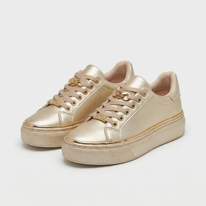 Stylowe damskie sneakersy na platformie ze złotymi akcentami. Wygodne i modne obuwie do codziennych outfitów.