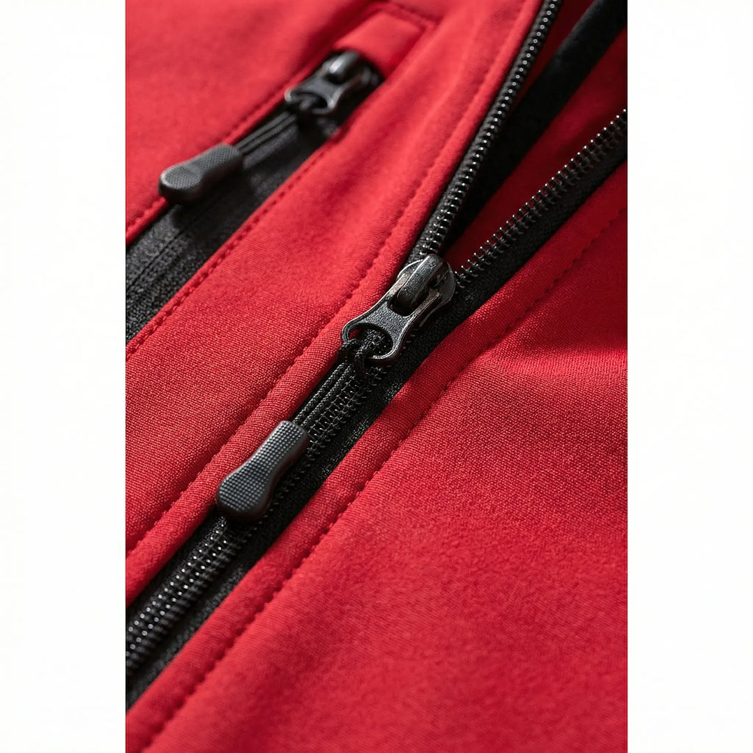Modna damska kurtka softshell Maxima w kolorze czerwonym. Sportowa kurtka przejściowa z kapturem, uniwersalna na co dzień.