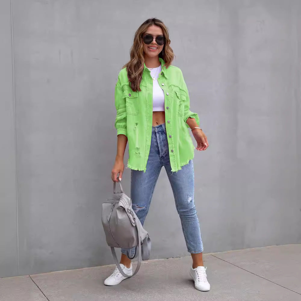 Modna damska kurtka jeansowa oversize, postarzany denim. Styl vintage streetwear dla kobiet.