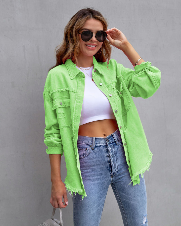 Detal materiału damskiej kurtki jeansowej oversize vintage. Wysokiej jakości denim.
