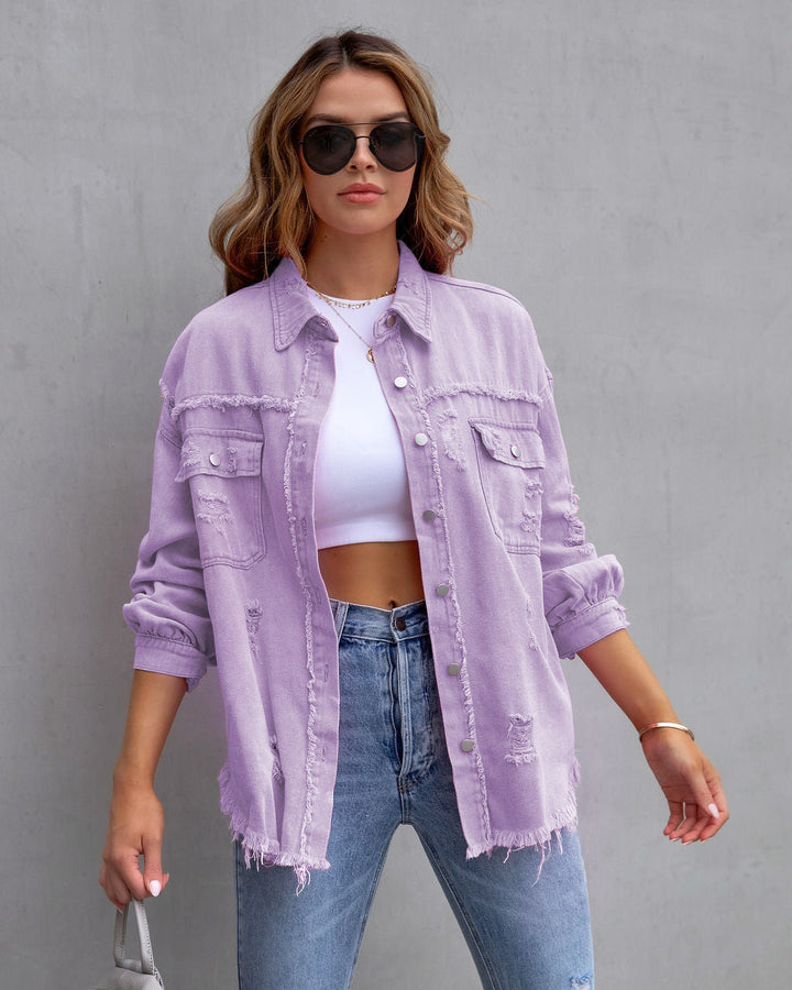 Guziki i kieszeń damskiej kurtki jeansowej oversize vintage. Stylowe wykończenie.