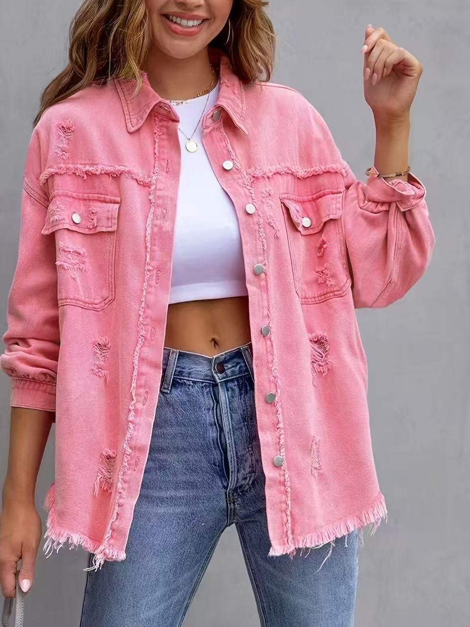 Vintage damska kurtka jeansowa oversize, przetarcia i modny krój. Idealna do jesiennych stylizacji.