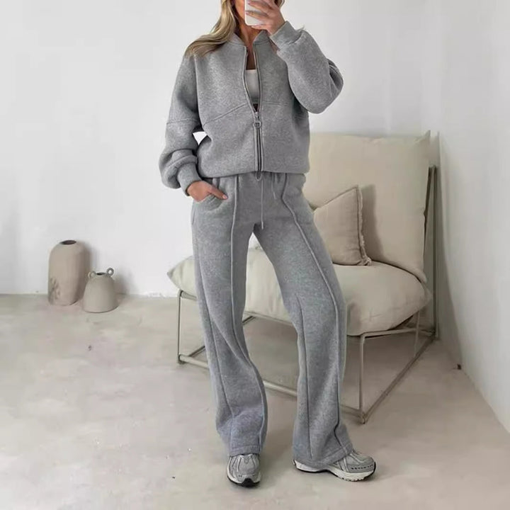 Elegancki dres damski w rozmiarach plus size. Dwuczęściowy zestaw z bluzą na zamek i luźnymi spodniami.