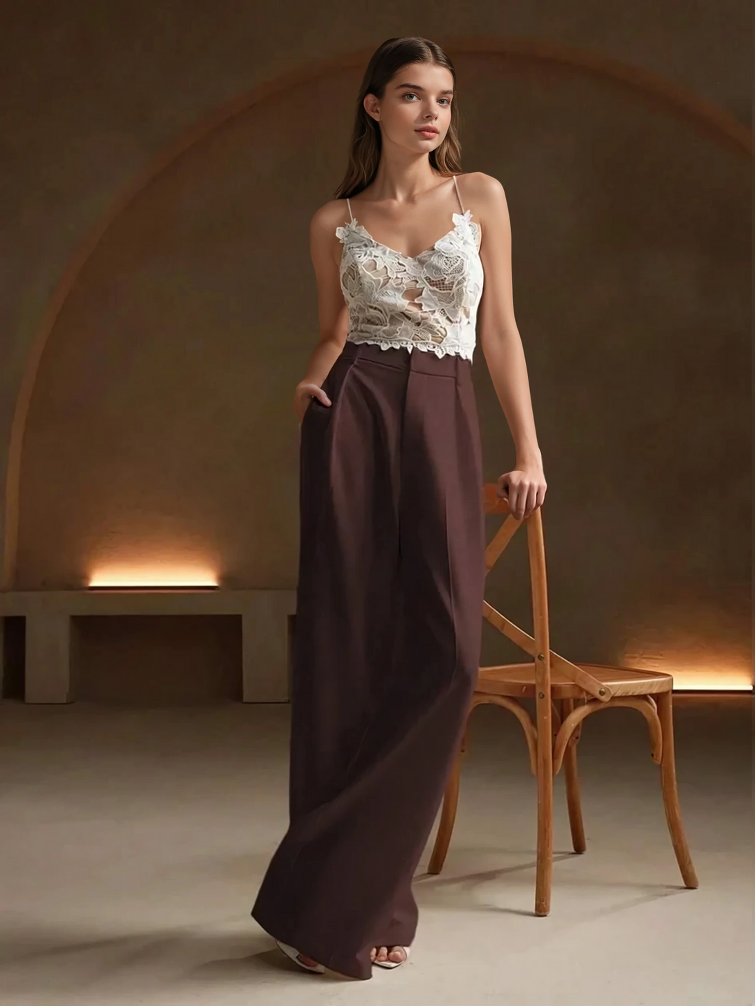 Eleganckie spodnie damskie z wysokim stanem, szerokie nogawki. Komfortowe, modne do biura.