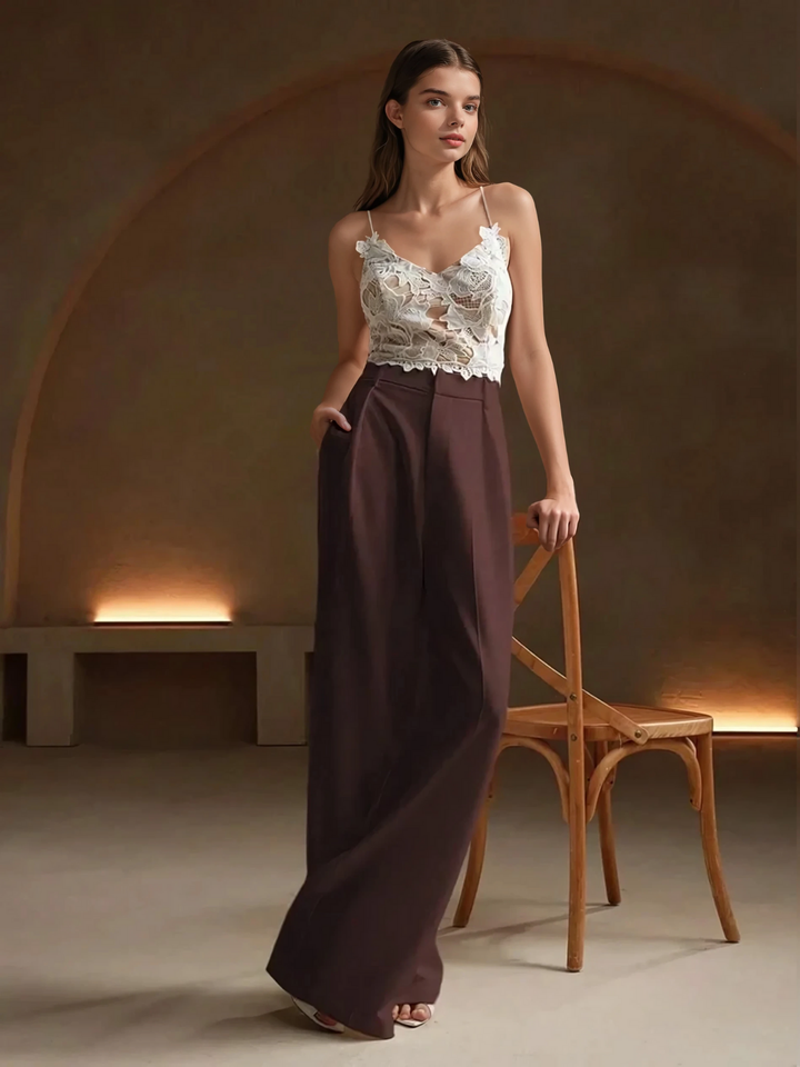 Eleganckie spodnie damskie z wysokim stanem, szerokie nogawki. Komfortowe, modne do biura.