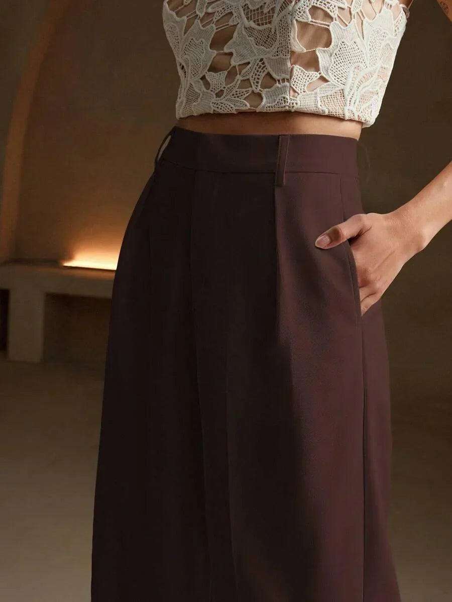 Klasyczne spodnie damskie z wysokim stanem i szerokimi nogawkami. Całoroczne, eleganckie.