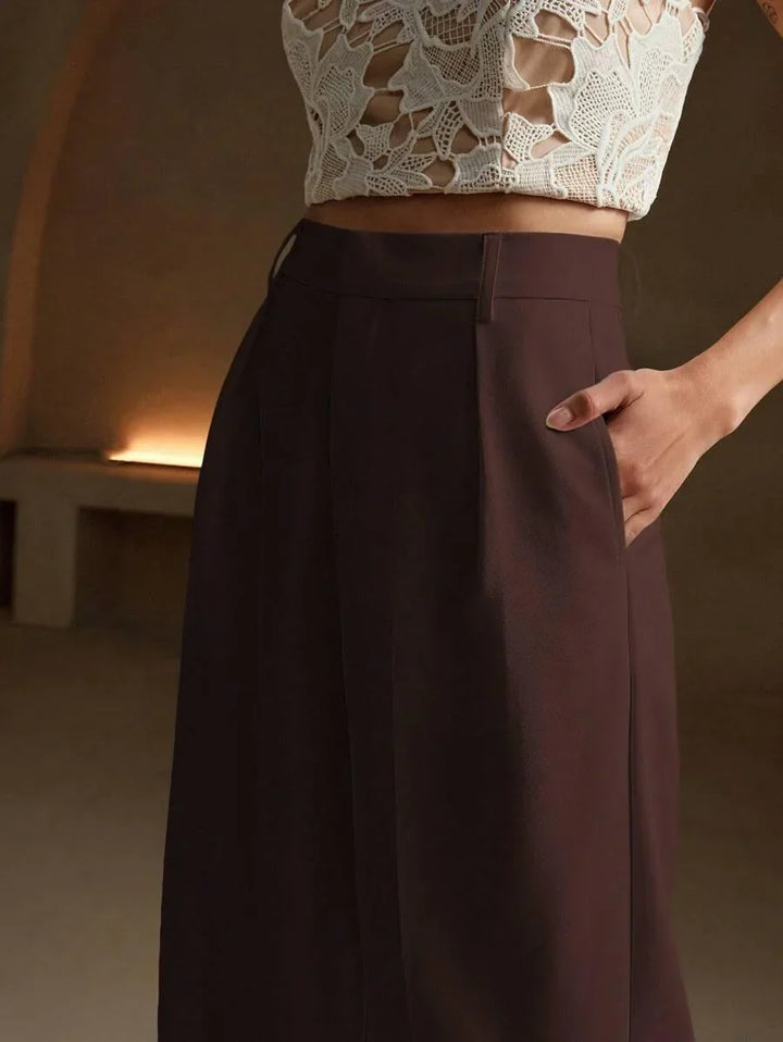 Klasyczne spodnie damskie z wysokim stanem i szerokimi nogawkami. Całoroczne, eleganckie.