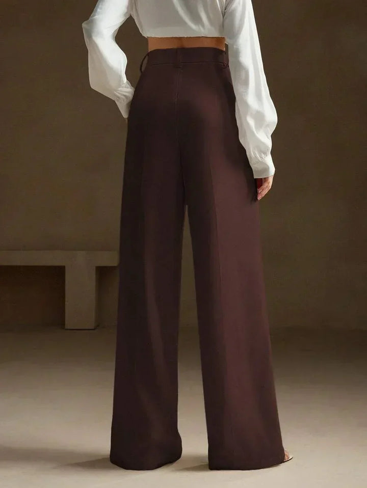 Komfortowe spodnie damskie z zakładkami, szerokie nogawki, wysoki stan. Elegancki styl casual.