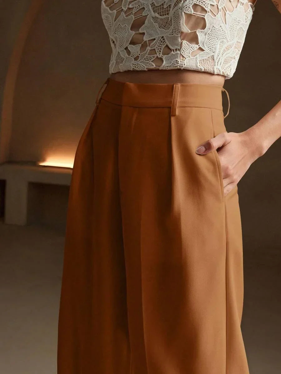 Komfortowe szerokie spodnie damskie z wysokim stanem. Eleganckie do biura, z zakładkami.