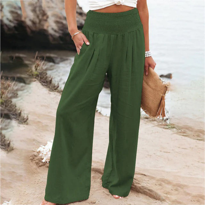 Eleganckie, a zarazem luźne damskie spodnie letnie. Modne spodnie na wakacje, plażę lub casualowe lato.