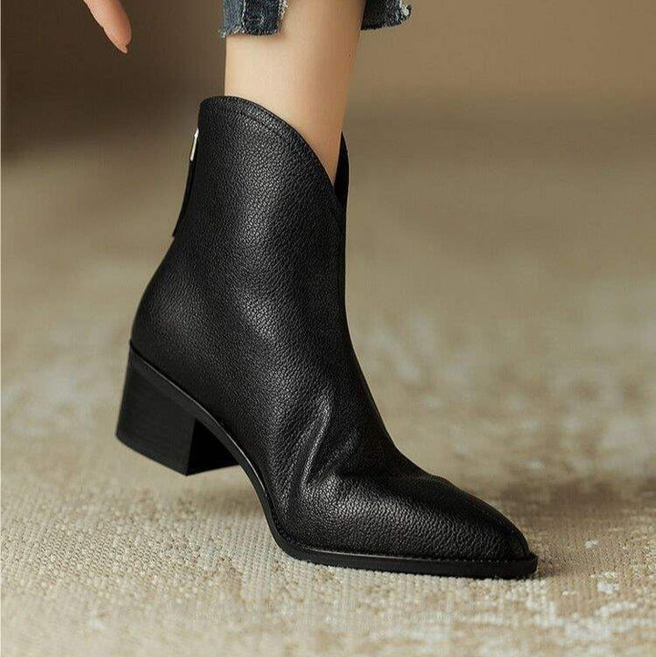 Damskie botki na średnim obcasie, eleganckie i uniwersalne. Buty jesienne i zimowe, idealne do wielu stylizacji.