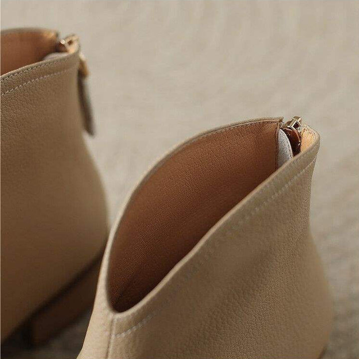 Brązowe botki damskie, idealne na jesień. Eleganckie buty na średnim obcasie, wygodne i modne obuwie zimowe.