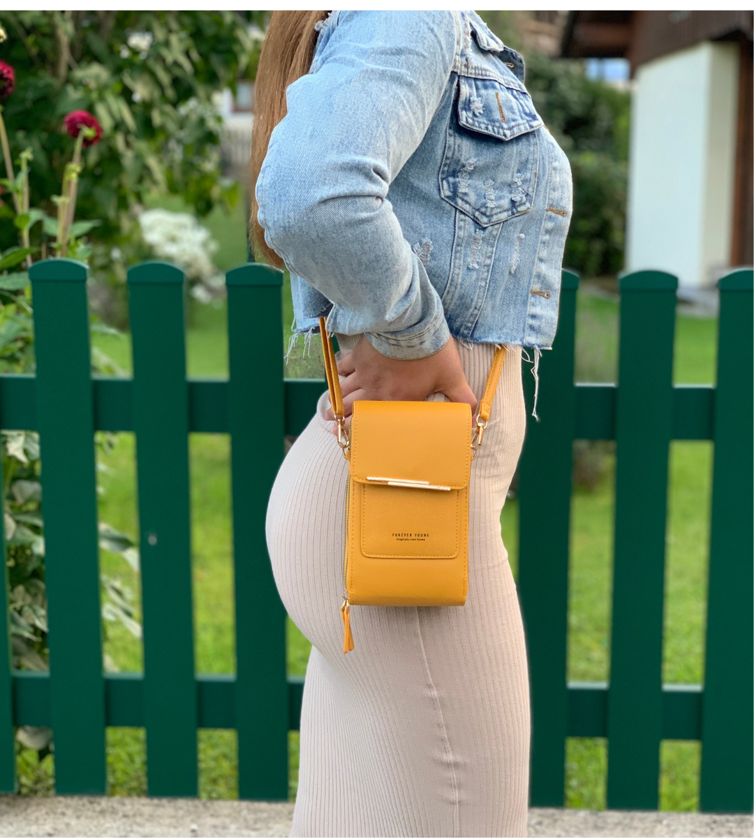 Praktyczna torebka damska z regulowanym paskiem, idealna na co dzień i do pracy. Wygodne zapięcie.