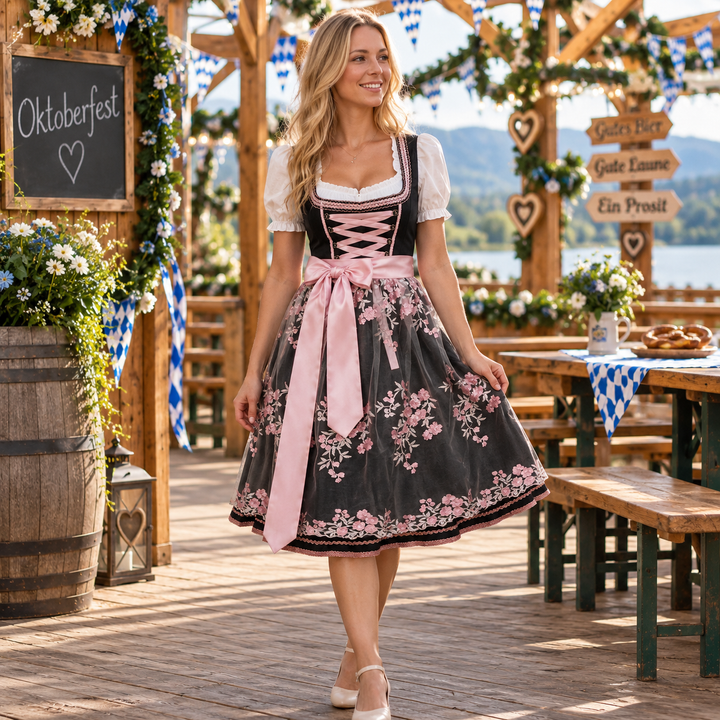 Detal sukienki dirndl: sznurowany gorset, kwiecista bluzka i fartuszek. Tradycyjny strój na Oktoberfest.