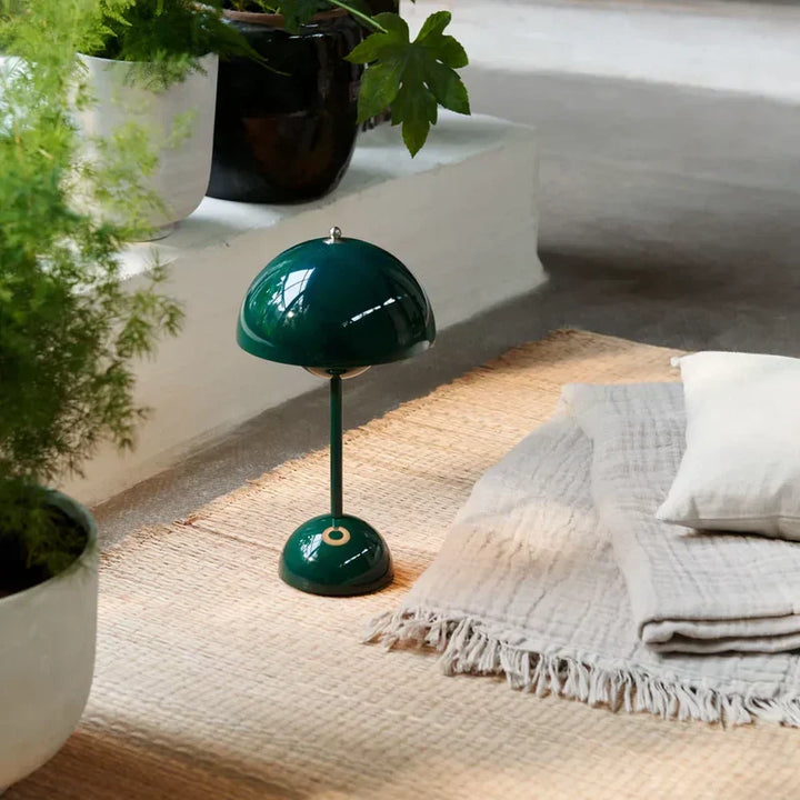 Lampa stołowa LED, ciepłe światło, nowoczesny design. Idealna do salonu, sypialni, tworzy przyjemną atmosferę.