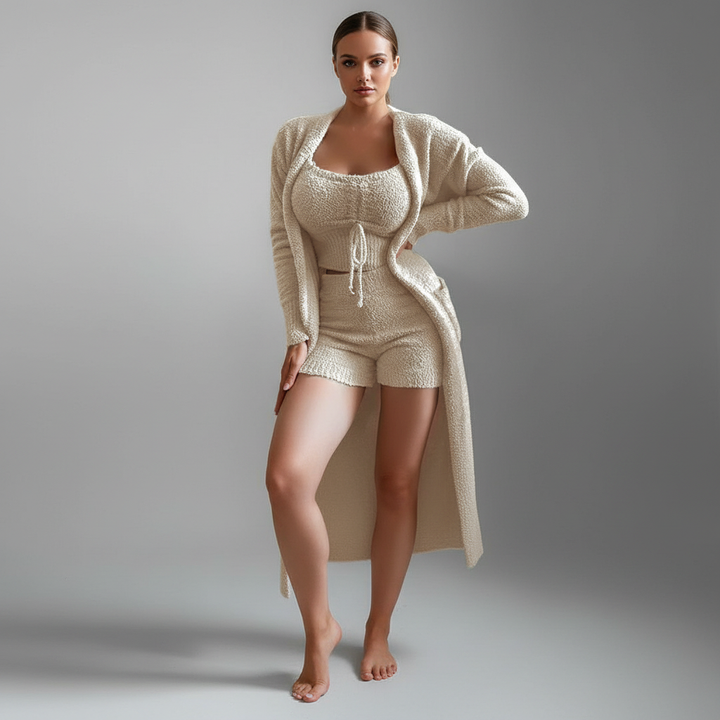 Kobieta w komfortowym trzyczęściowym zestawie Lucia. Modny damski loungewear na wiosnę i lato.