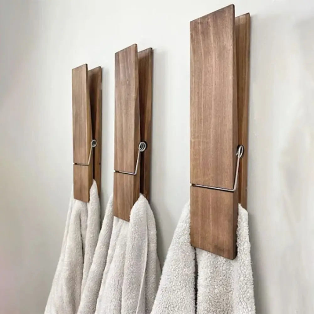 Duża drewniana klipsa na ręczniki, idealna do organizacji łazienki. Naturalne drewno, minimalistyczny design.