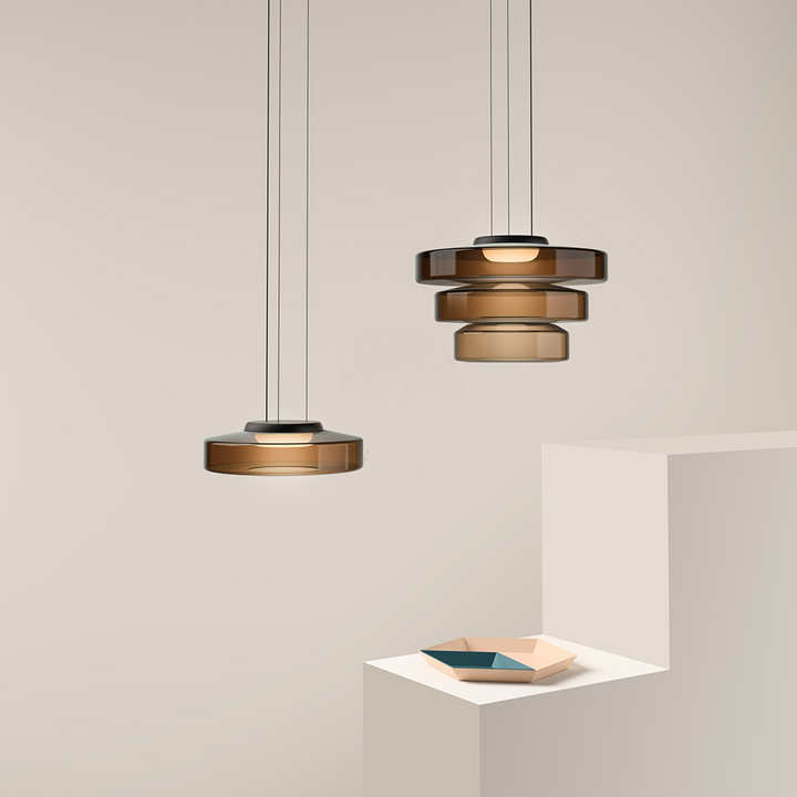 Elegancka lampa wisząca szklana Bauhaus, szara, podkreśla styl wnętrza.