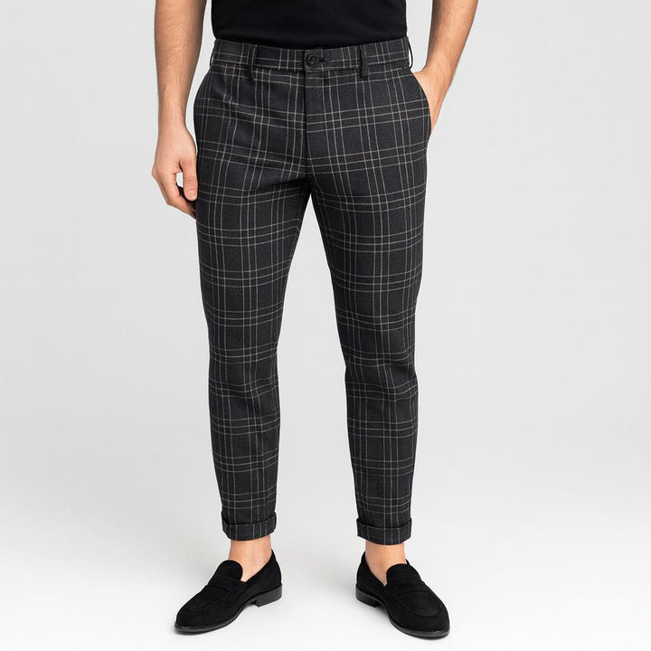 Męskie spodnie chino w kratkę, elastyczne i dopasowane, idealne do eleganckich i casualowych stylizacji.