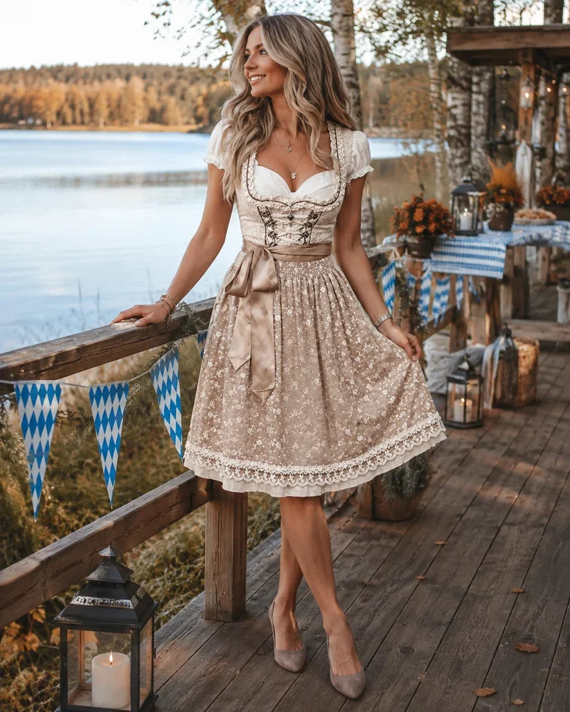 Elegancka beżowa sukienka Dirndl damska, bawarski strój ludowy ze zdobionym dekoltem i fartuszkiem, styl tradycyjny.