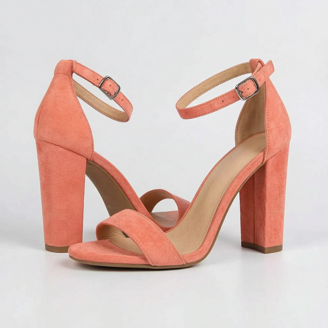 Damskie sandały na słupku z regulowanymi paskami, widok z boku, modne i eleganckie.