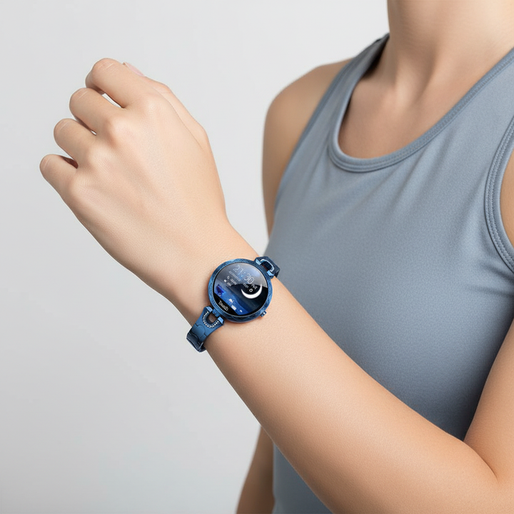 Elegancki damski smartwatch HydroGlow na nadgarstku, monitorujący zdrowie i aktywność fitness. Wodoodporny.