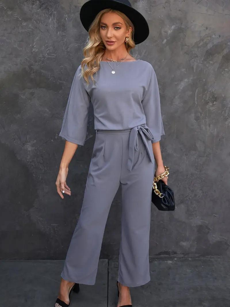 Elegancki kombinezon damski Selina, z paskiem podkreślającym figurę. Szerokie nogawki, styl casual.