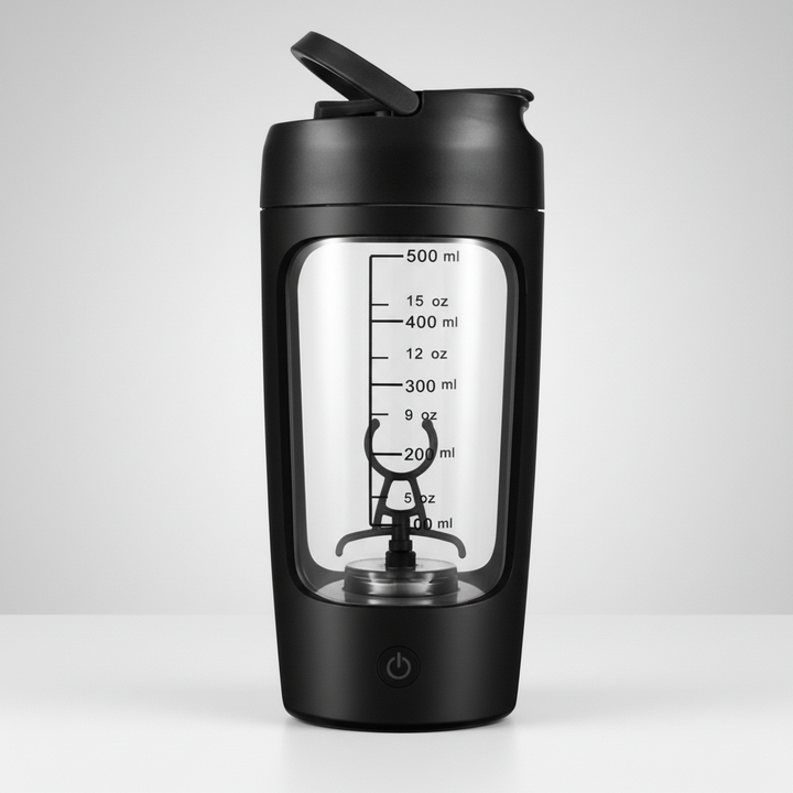 Osoba przygotowująca świeże smoothie w przenośnym mikserze elektrycznym ShakePulse Tritan.