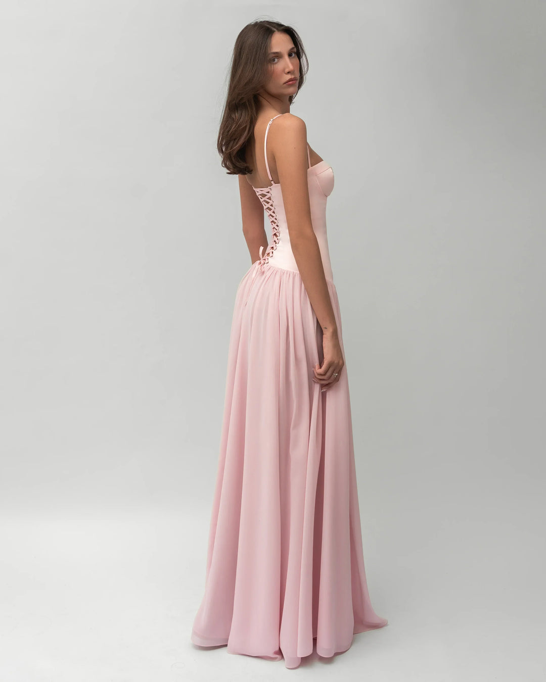 Niebieska gorsetowa sukienka maxi, rozkloszowana, elegancka na przyjęcia.