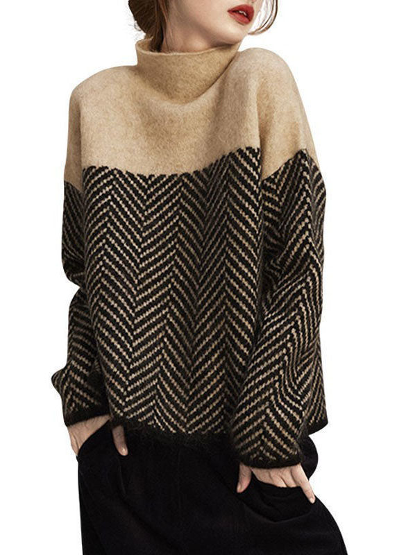 Stylowy sweter damski z wysokim golfem. Ciepły i modny krój oversize na zimowe dni. Odzież damska comfort.