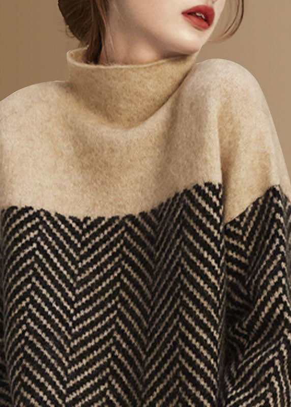 Elegancki sweter damski z golfem w modnym fasonie oversize. Ciepła odzież damska do zimowych stylizacji.