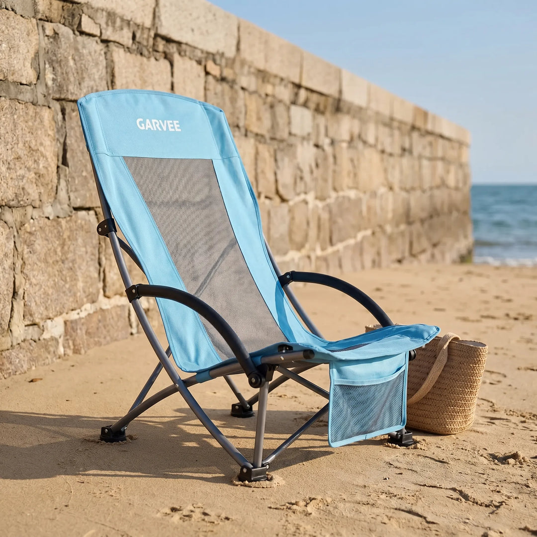 Składane krzesło plażowe z wysokim oparciem, idealne na relaks na plaży, wakacje i kemping.