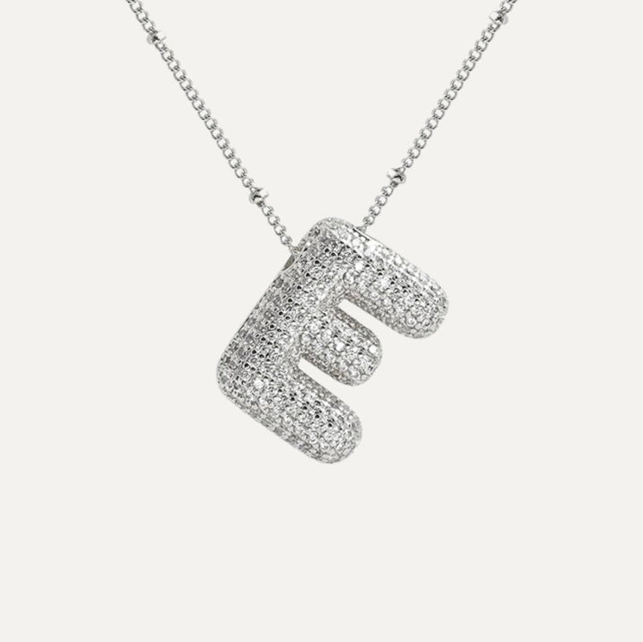 Naszyjnik z literą K i diamentami, złoty, spersonalizowany dodatek, modny design.