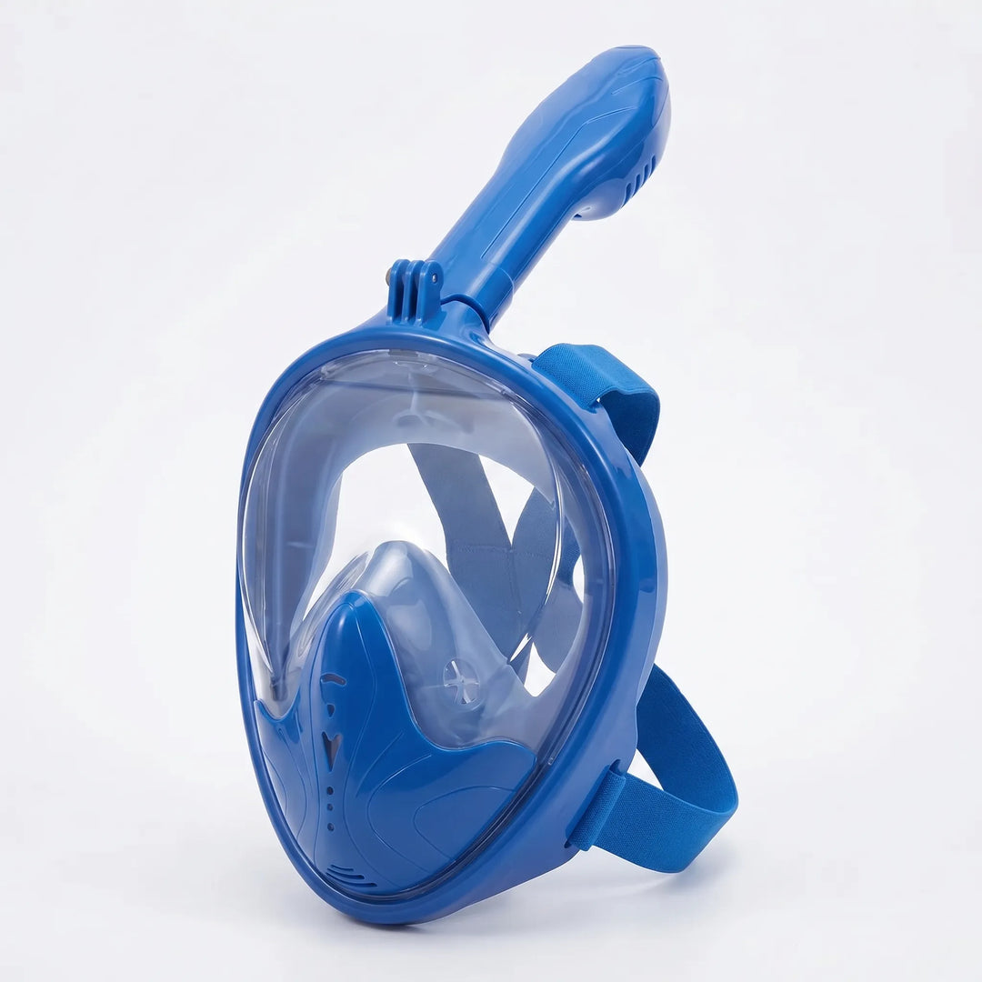 Maska pełnotwarzowa do snorkelingu leżąca na piasku, symbolizująca letnie wakacje i podwodne odkrycia.