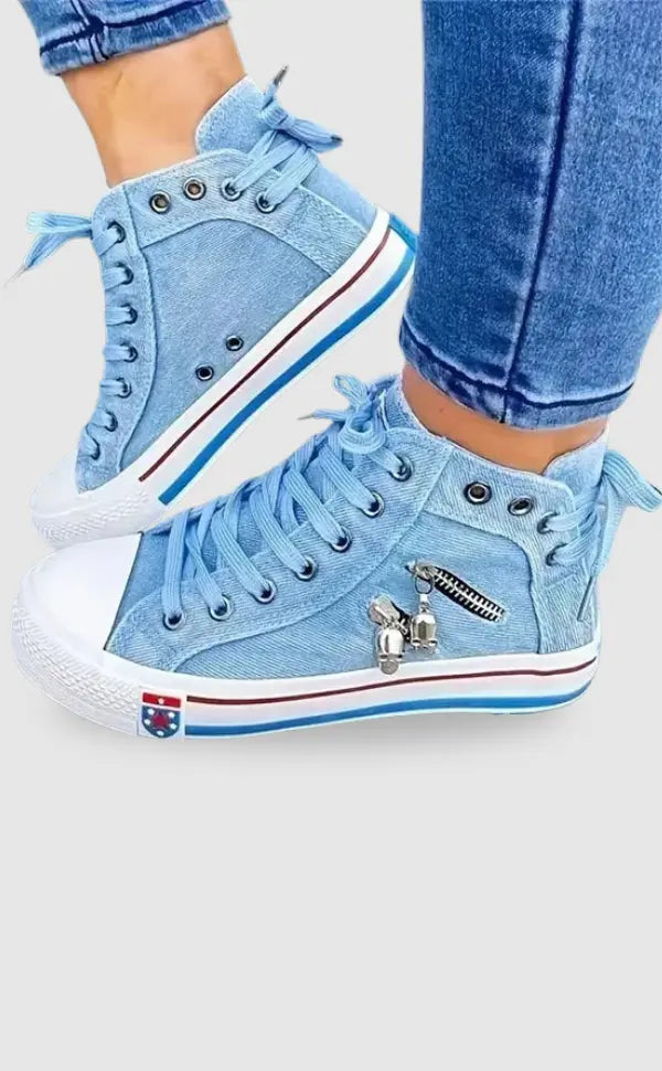 Damskie trampki w jasnoniebieskim jeansowym stylu, idealne na co dzień, łączące wygodę z miejskim szykiem.